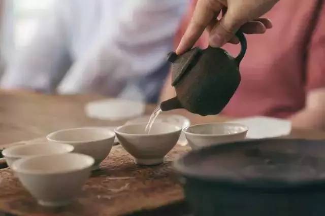 泡茶烫手能否分辨真假紫砂壶？